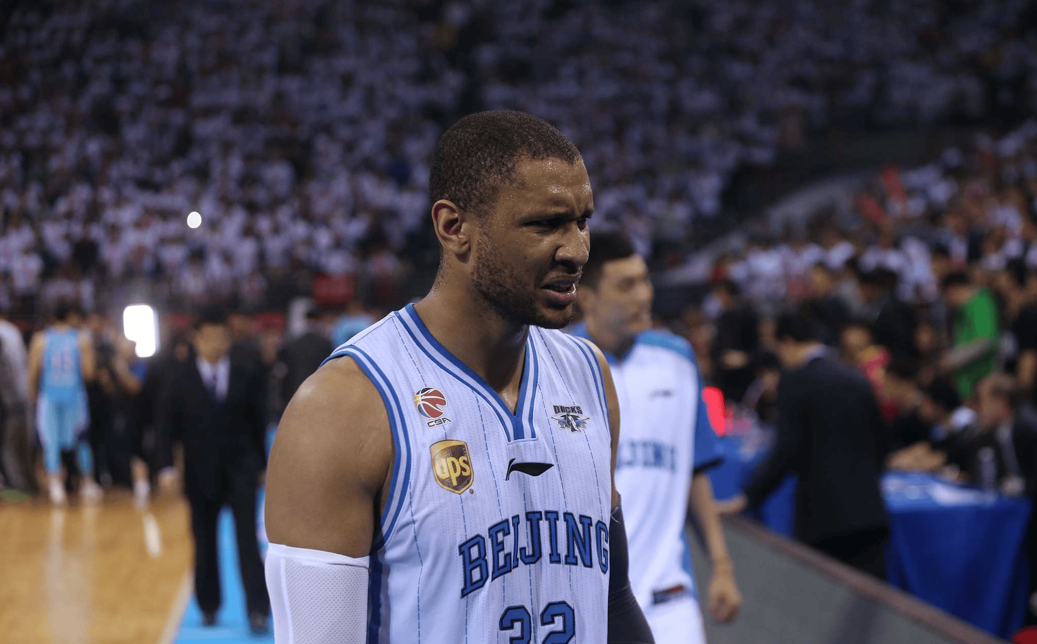 包含尼斯更衣室发声备战CBA季后赛转会期深圳男篮调整名单以备亚冠，网友：风云突变门兴格拉德巴赫加时末段防线松动的词条